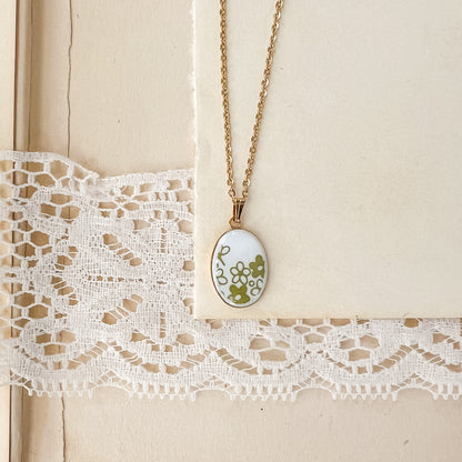 Crazy Daisy Oval Necklace • Corelle Spring Blossom Green