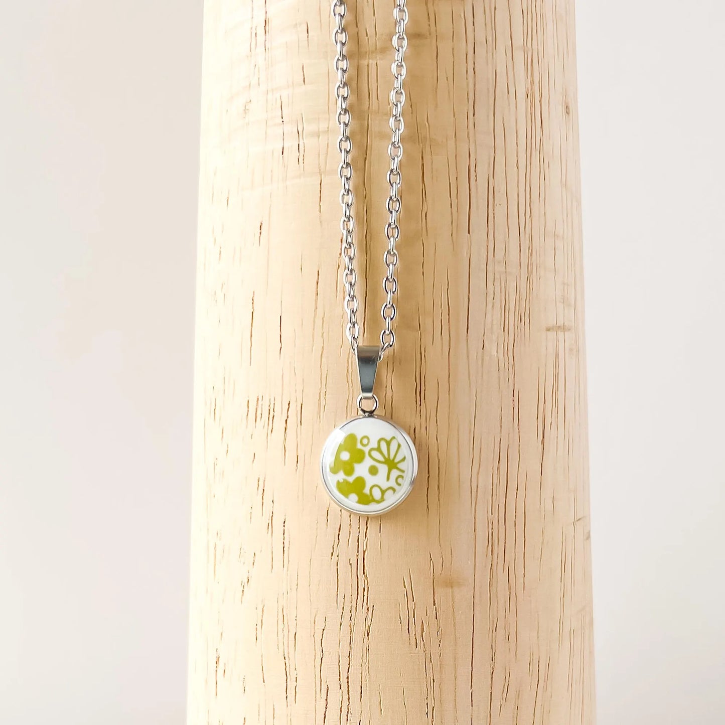 Dainty Corelle Crazy Daisy Necklace