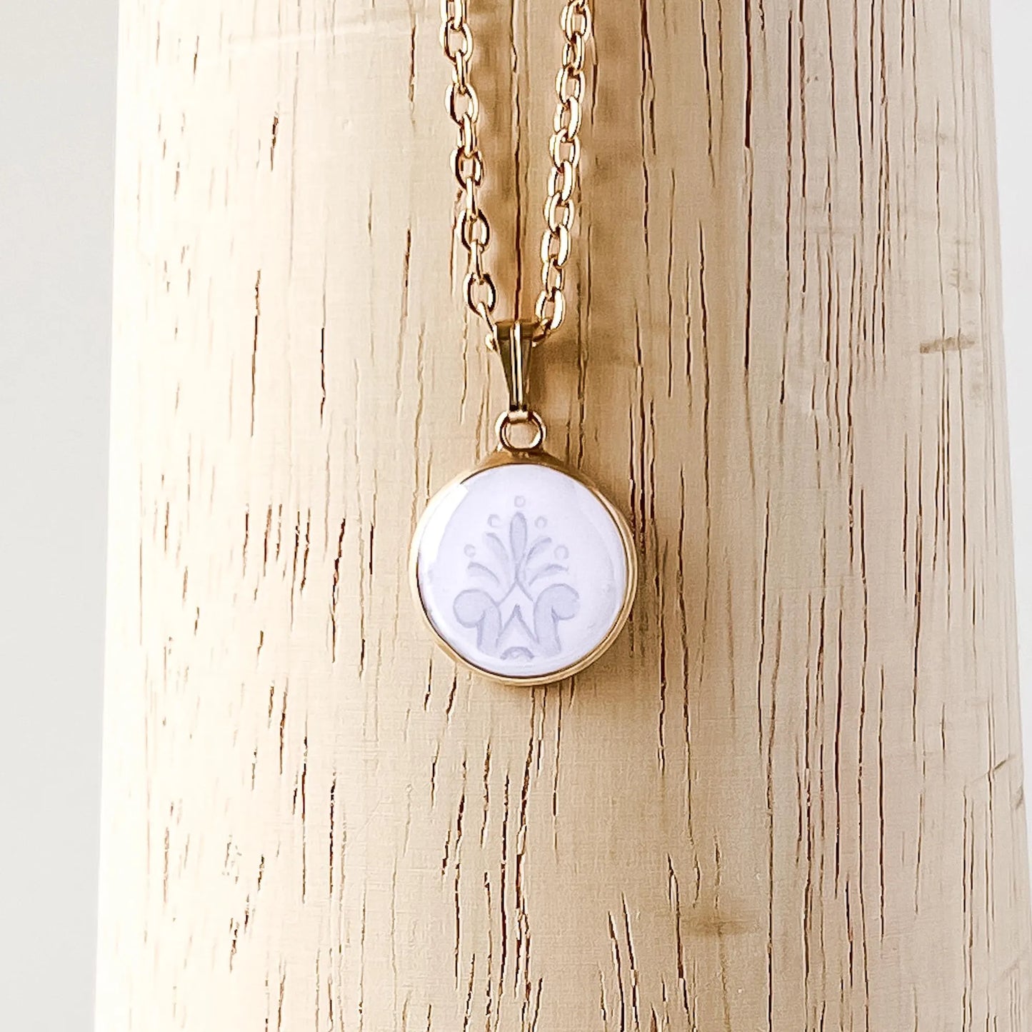 Dainty Mauve Necklace • Shelley China